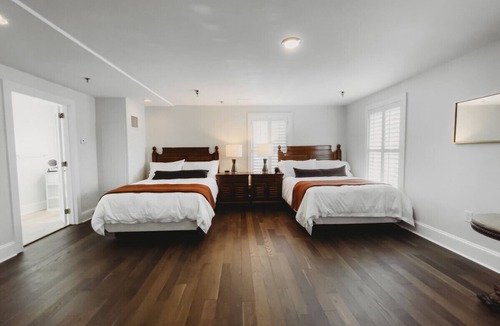 Downtown Hotel | Southern Pines The Jefferson Inn Deluxe 2-Queen Guestroom