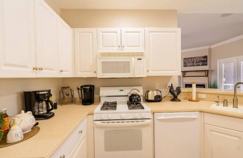 Braden River House | Spacious 4/2 with pool/spa near Myakka Park 30 min from Beaches