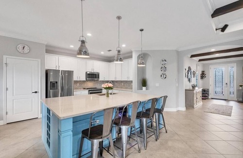 Gran Paradiso House | Spacious 4-bedroom house in tranquil Venice with private lanai.