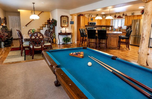 Cloudcroft Ski Chalet | Spacious 4BR Game Room Views
