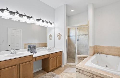 Palm Harbor Villa | Spacious 5 Bd 3 Bath Home Swim Spa Near Beaches