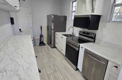 Seffner Community Alliance House | Spacious 5-Bd Tampa Retreat with Dual Jacuzzis. Close to Top Attractions.