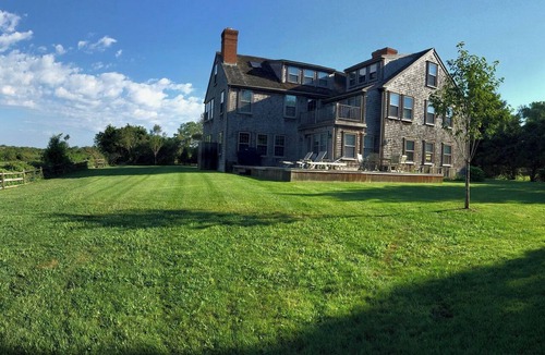 West of Town House | Spacious 6-bedroom Nantucket home, 1 mile walk to town, 3 acres, cul-de-sac