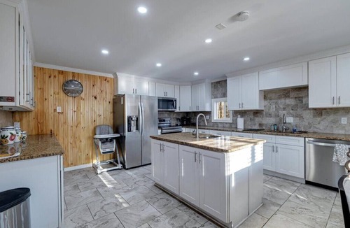 Pocono Lake House | Spacious 6 Bedroom Pocono Retreat by the Lake
