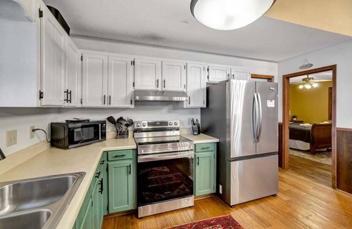 Six Mile House | Spacious 6BR Greene Lodge on Lake Keowee, perfect for family getaways!