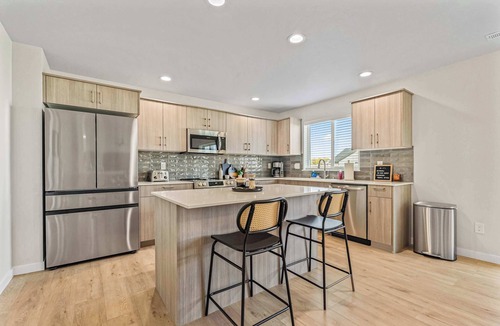 Nampa House | Spacious 6BR Sleeps 22 with Playground, Basketball