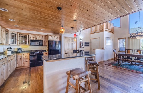 Old Town Condo | Spacious condo close to WP Ski Resort w/shared hot tub & evaporative cooler