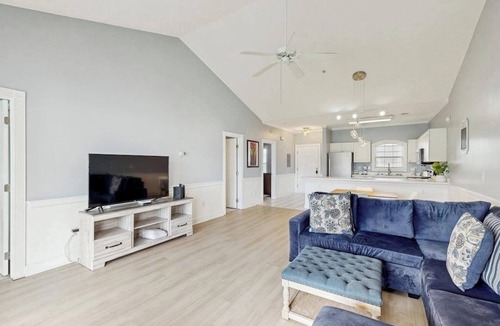 Central Myrtle Beach Condo | Spacious condo with pool, fast WiFi, washer/dryer & central AC