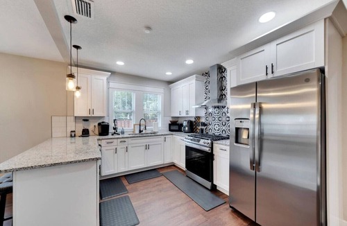 South Seminole Heights House | Spacious Getaway | Cozy & Modern | Backyard Dream