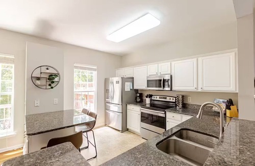 Long Lake House | Spacious Home- central to Airport, Crabtree & food