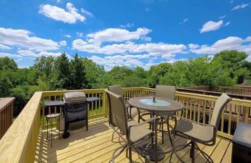 Gulph Mills House | Spacious KOP Townhome, King Suite, Deck, 20 mins to Philly