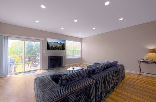 Gulph Mills House | Spacious KOP Townhome, King Suite, Deck, 20 mins to Philly