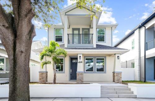 Tampa Villa | Spacious Modern 5-Bedroom House, Close to Downtown Tampa