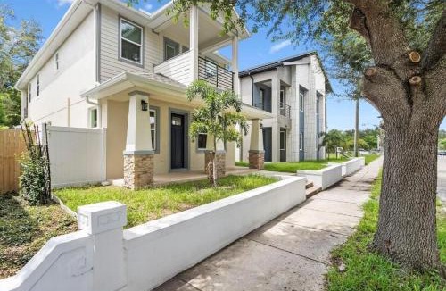 Tampa Villa | Spacious Modern 5-Bedroom House, Close to Downtown Tampa