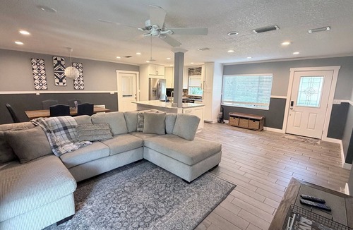 Indian Waters House | SPACIOUS WATERFRONT HOME WITH BOAT LIFT AND FLOATING DOCK 🎣 3/2 W/BONUS ROOM