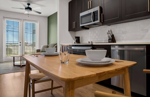 Oakford Park Apartment | Spectacular 1-Bedroom | Walk to Raymond James!