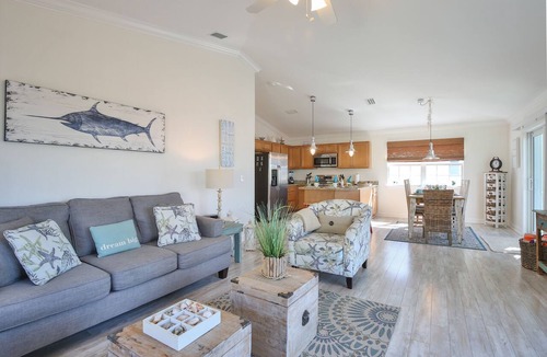 Bradenton Beach Condo | Starfish Unit B - Heated Shared Pool, Sunsets, Private Elevator & Rooftop Deck!