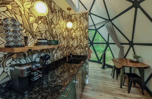 Freeport Cabin | Stargazing dome w/hot tub + sauna access - 02