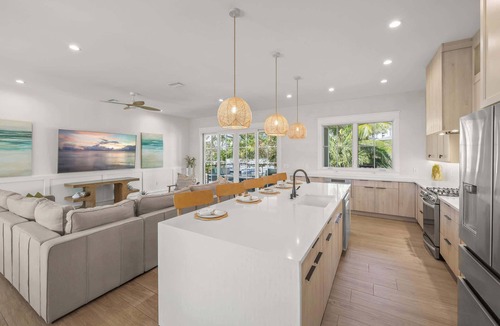 Siesta Key Village House | Steps to Beach/Siesta Village-Resort Pool w/Slide
