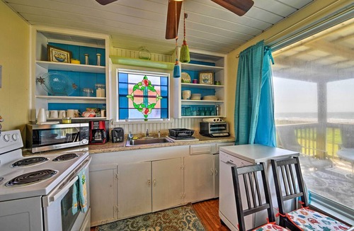 Gulf Palms Cottage | Steps to Gulf! Pet-friendly Galveston Getaway