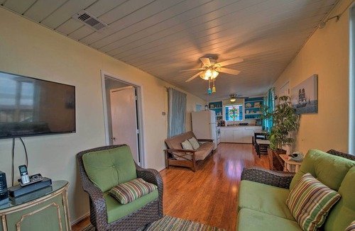 Gulf Palms Cottage | Steps to Gulf! Pet-friendly Galveston Getaway
