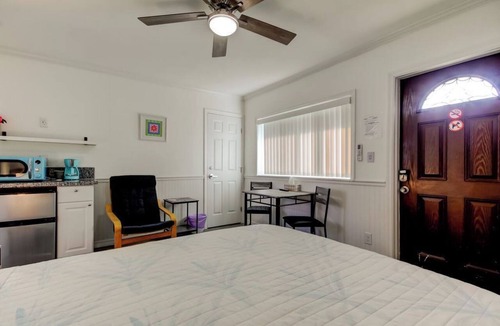 Sunset Reef Hotel | Steps To The Beach-REMODELED Cozy Studio- Carousel Suites #3