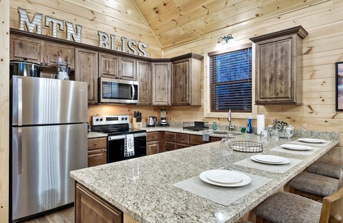 Smoky Mountains Cabin | StepstoGSM*Bigdogfrndly*Minigolf*Pool