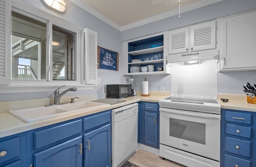 Caswell Beach Condo | Stingwray Cove: Cozy 2-Bedroom Oceanfront Condo w/Community Pool