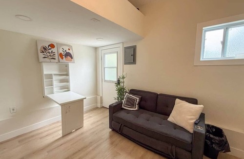 Englewood House | Studio with Private Bathroom
