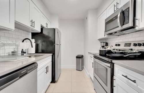SoHo Apartment | Stunning Bayshore Suite With Resort Style Pool, Gym, Free Parking and Much More