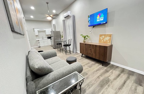 Highpoint House | Stylish 1-BR Hideaway close PIE airport