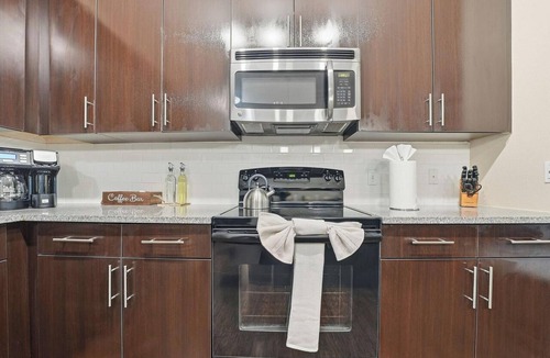 Courier City - Oscawana Apartment | Stylish 2BR w/Pool + Pet-Friendly | Unit #13