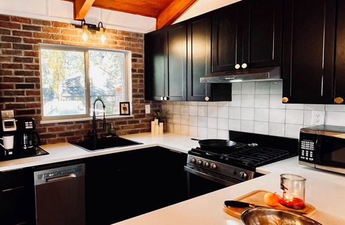 Big Bear Lake Cabin | Summer Cabin vibes 2mile to Lake Couples & Family Escape Hot tub Firepit