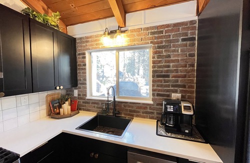 Big Bear Lake Cabin | Summer Cabin vibes 2mile to Lake Couples & Family Escape Hot tub Firepit