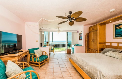 Kahaluu Bay Condo | Summer Deal Oceanfront Alii Drive Studio with Pool and Ocean Views