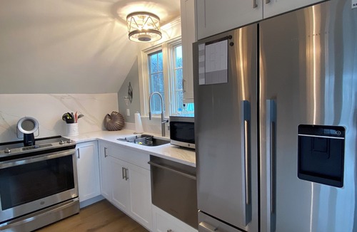 Tom Nevers House | Sun Filled 3 Bedroom upside down home