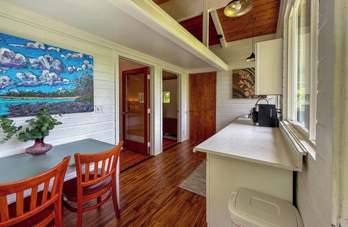 Hawi Apartment | Sun kissed 1-bedroom apartment minutes from Hawi.