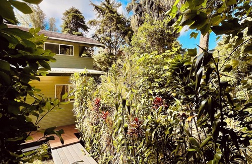 Hawi Apartment | Sun kissed 1-bedroom apartment minutes from Hawi.