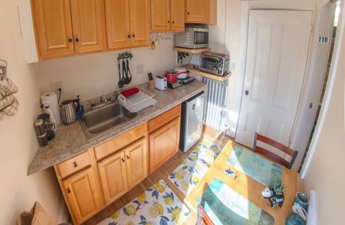 Jones Hill Apartment | Sunny Ocean-View Suite near subway w/kitchen & private bath