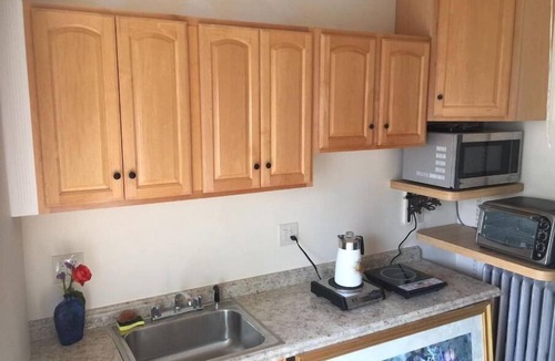 Jones Hill Apartment | Sunny Ocean-View Suite near subway w/kitchen & private bath