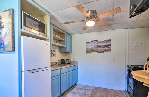 San Leon Apartment | 'Sunny Sea' Coastal Gem: Fish & Boat Nearby!