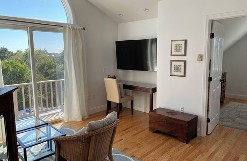 Katama House | Sunny & Spacious luxurious 4-bedroom Katama beach house. Walk to South Beach