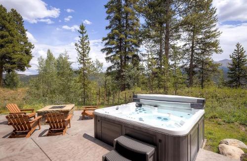Christie Heights House | Sunrise Ski Haus, Stunning Mountain Views and Private Hot Tub