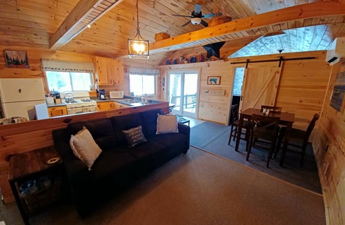 East Corinth Cabin | Sunrise Views Cabin with AC, Game Room & Bar