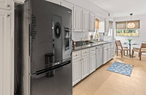 Sunset Park House | Sunset Park Retreat w/Heated Pool, Lanai, Putting Green & Room for 8 – Relax in South Tampa!