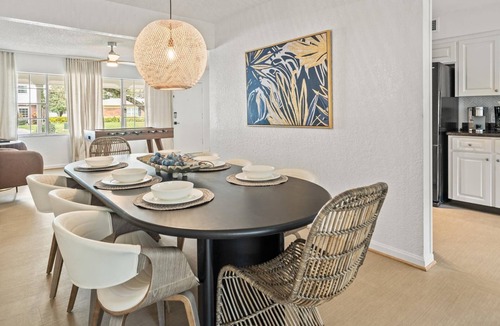 Sunset Park House | Sunset Park Retreat w/Heated Pool, Lanai, Putting Green & Room for 8 – Relax in South Tampa!