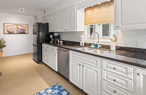 Sunset Park House | Sunset Park Retreat w/Heated Pool, Lanai, Putting Green & Room for 8 – Relax in South Tampa!