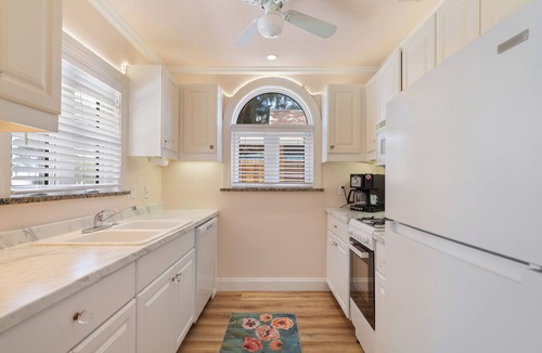 Treasure Island Cottage | Sunshine Pine Treasure Island Beach Sleeps 12