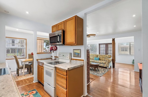 Treasure Island Cottage | Sunshine Pine Treasure Island Beach Sleeps 12