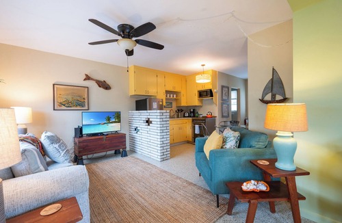 Holmes Beach Condo | Surfer Girl - Cute and Cozy Bungalow close to the beach with direct beach access